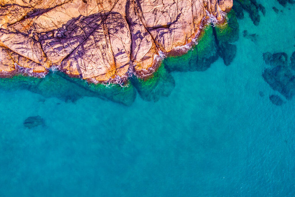 Vue aérienne du paysage marin des rochers et de la mer bleu turquoise. Contexte conceptuel des vacances d'été à la plage. - Photo, image