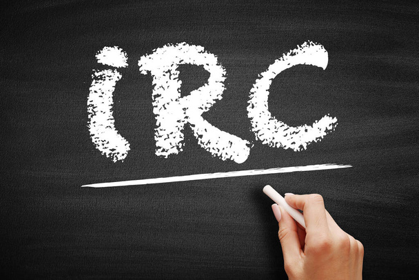 IRC - Internet Relay Chat to tekstowy system czatu dla komunikatorów, koncepcji technologii akronimu na tablicy - Zdjęcie, obraz