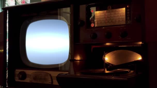 Klasik Televizyon Seti Statik Gürültülü Yeşil Ekranda Dönüyor. Yakın çekim. Yeşil ekranı istediğin görüntüyle ya da resimle değiştirebilirsin. Bunu After Effects 'taki Keying efekti ile yapabilirsiniz (YouTube' daki derslere bakın). 4K. - Video, Çekim