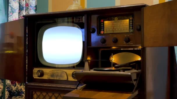 Vintage Television Set Turning On Green Screen. Close Up. You can replace green screen with the footage or picture you want. You can do it with Keying effect in After Effects or any other video editing software (check out tutorials on YouTube). 4K. - Materiał filmowy, wideo