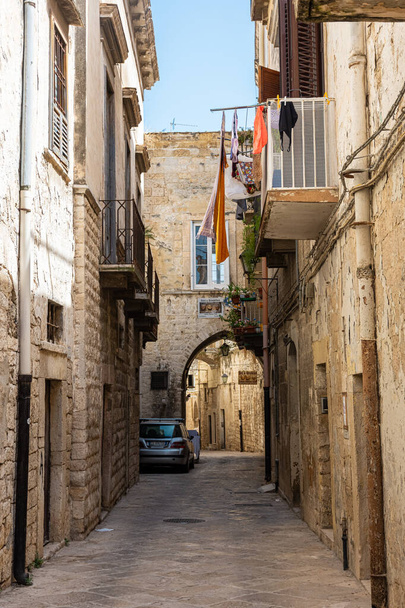 TRANI, ITALY, 10 AUGUST 2021: Medieval streets of the historic center - Foto, Imagem