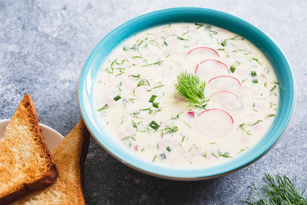 大根、キュウリ、ジャガイモ、ソーセージと夏ヨーグルト冷たいスープ。オクロシュカ。夏の冷たいスープ - 写真・画像