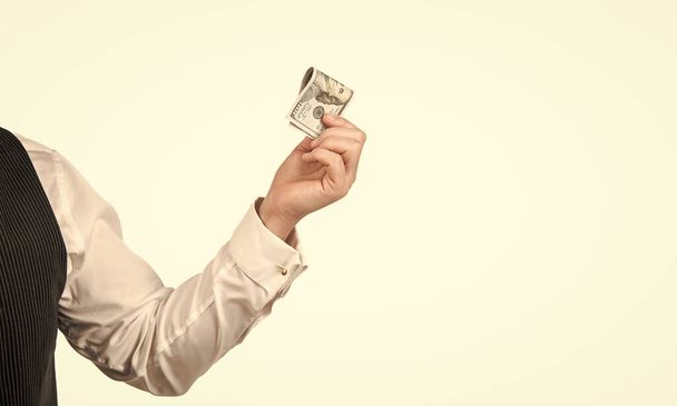100 dollar contant geld in de hand van de mens geïsoleerd op witte achtergrond, betaaldag. - Foto, afbeelding