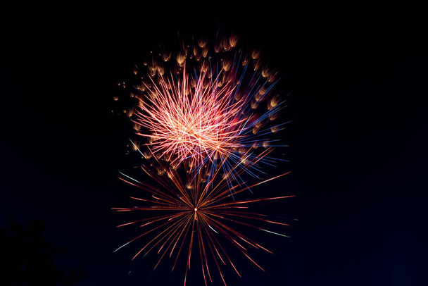 Fuochi d'artificio in Canada celebrazione giorno 1 luglio 2021. Il giorno in cui il governo dell'Alberta ha revocato la maggior parte delle restrizioni Covid-19. - Foto, immagini