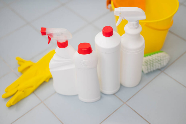 pesu desinfiointiaineet puhdistukseen pulloissa kylpyhuoneessa - Valokuva, kuva