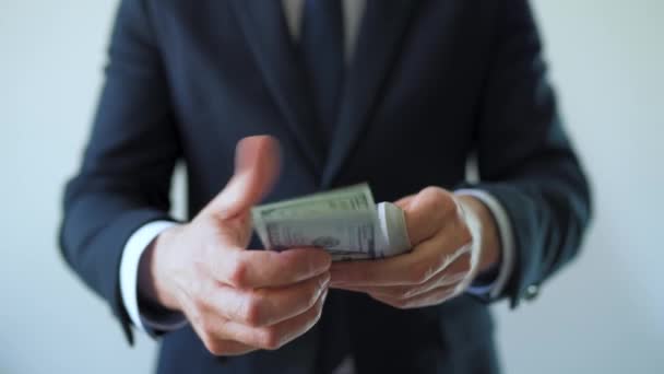 Hombre vestido formalmente contando billetes de dólar, de cerca. Concepto de inversión, éxito, perspectivas financieras o desarrollo profesional - Metraje, vídeo