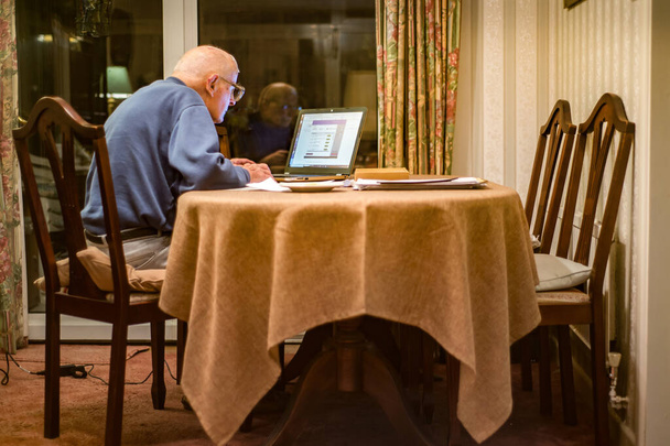 Starý 93 let má problémy s používáním počítače ke kontrole jeho financí online, velmi náročné pro staré lidi. - Fotografie, Obrázek