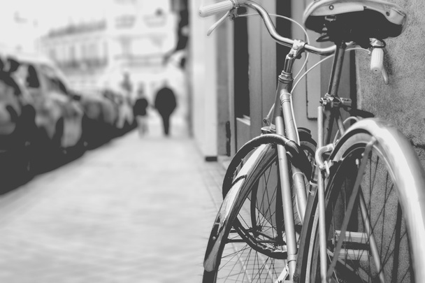 白と黒の自転車 - 写真・画像