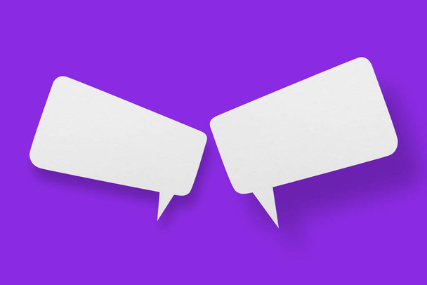 Libro blanco en forma de burbujas de habla sobre un fondo púrpura. Burbujas de comunicación.Diseño - Foto, Imagen