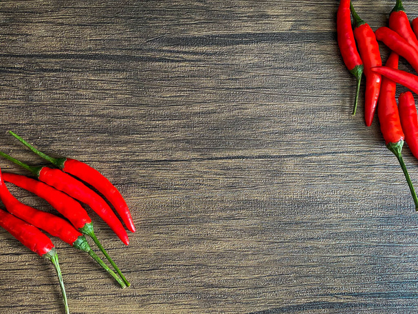 Frisches rotes Chili und Platz für Text auf Holzgrund - Foto, Bild