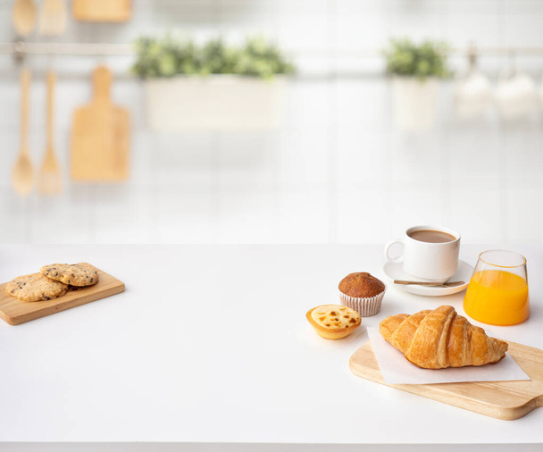 Conjunto de alimentos para el desayuno o panadería, pastel en la mesa de cocina background.cooking y comer con estilo de vida saludable.top ver - Foto, imagen