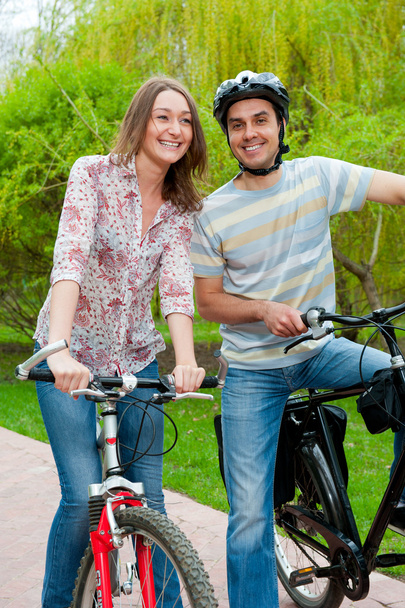 Joyeux jeune couple équitation Vélos - Photo, image