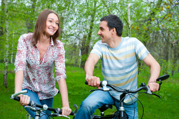 Bisiklet süren mutlu genç çift - Fotoğraf, Görsel