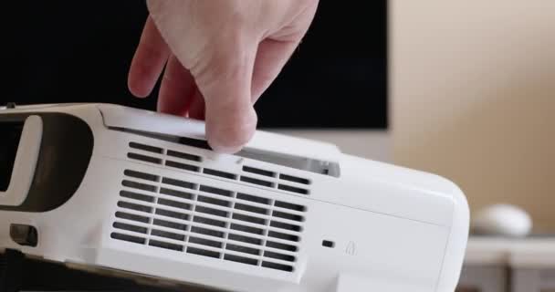 Hand of man enlève le filtre à poussière du climatiseur moderne pour le remplacer par un nouveau. Ménagère ouvre le couvercle de l'appareil montrant la poussière restante gros plan - Séquence, vidéo