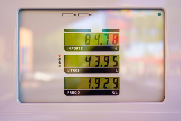 Benzin fiyatlarında durdurulamaz artış olan bir benzin istasyonunun fiyat ekranı - Fotoğraf, Görsel