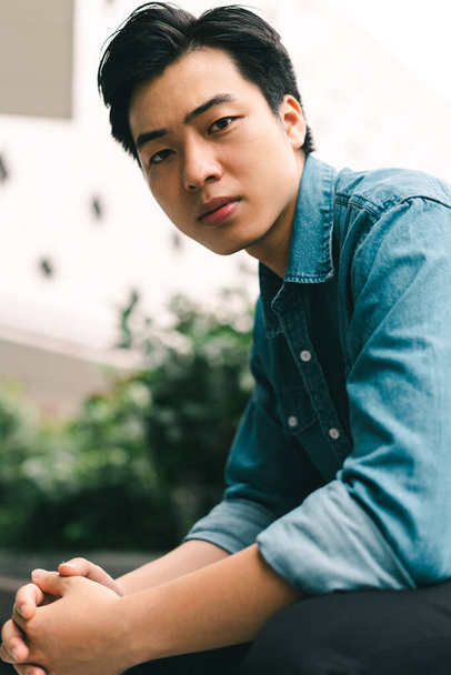 Asiatisch hübsch jung mann im grün garten hintergrund - Foto, Bild