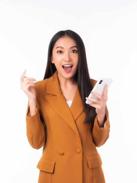 Hermosa mujer asiática linda chica jugando un teléfono inteligente aislado sobre fondo blanco - teléfono móvil utiliza una banca en línea para pagar compras en línea - Foto, imagen