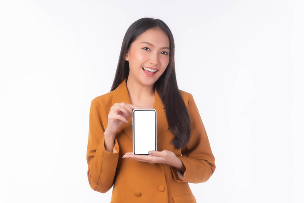 bela mulher jovem asiática, Garota surpreso animado mostrando telefone inteligente com tela em branco, tela branca para Mobile App Publicidade isolado no fundo branco, exibição de telefone inteligente Mock Up Image - Foto, Imagem