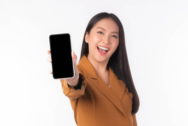 美しいアジアの若い女性,白の背景に隔離されたモバイルアプリの広告のための黒い画面、空白の画面でスマートフォンを示す興奮した驚きの女の子,スマートフォンのディスプレイ｜Mock Up Image - 写真・画像