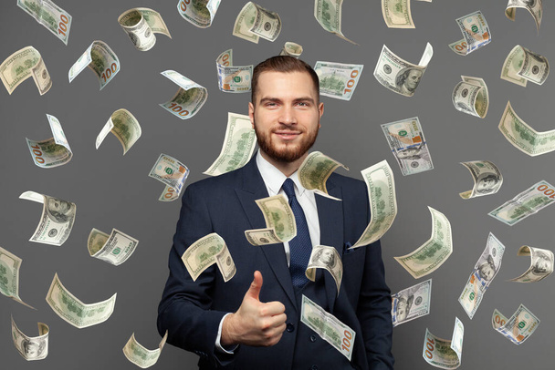Empresário inteligente bonito bem sucedido com chuva de dinheiro dólar americano - Foto, Imagem