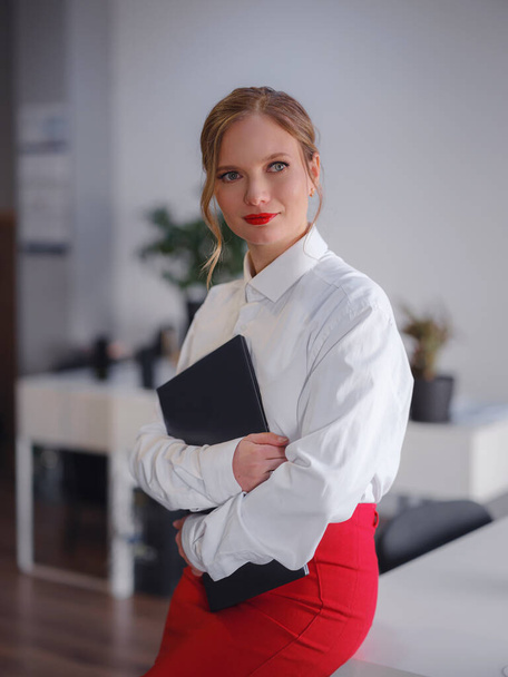Business woman working in office. Online business, young professional in workplace. Portrait of attractive cheerful lady hr leader director real estate agency broker at work place station indoors - Fotó, kép