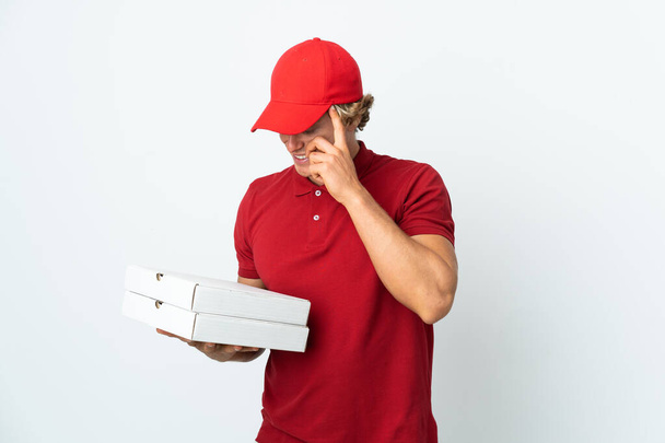 Pizzabote lacht über isolierten weißen Hintergrund - Foto, Bild