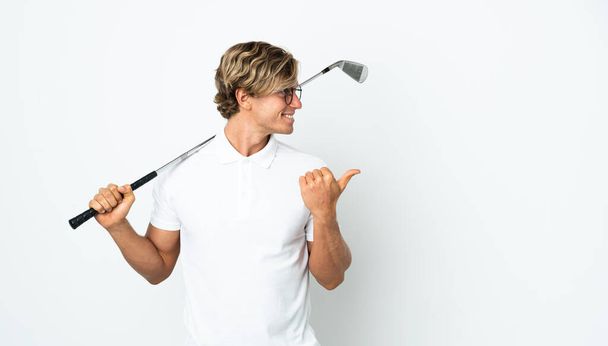 プロダクトを提示するために側面を指すゴルフをしている英語の男 - 写真・画像