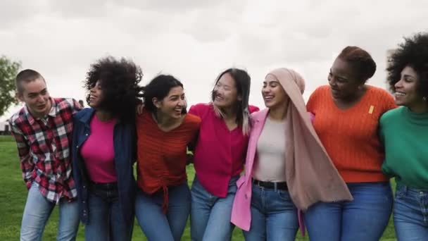 Ευτυχισμένες νεαρές πολυεθνικές γυναίκες που διασκεδάζουν σε ένα πάρκο - Η έννοια της διαφορετικότητας και της φιλίας  - Πλάνα, βίντεο