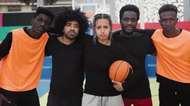 Multiracionális emberek csoportja, akik jól érzik magukat kosárlabdáznak a szabadban - Városi sport életmód koncepció - Felvétel, videó