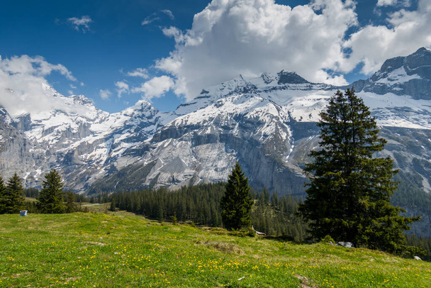 Wspaniałe Alpy Szwajcarskie. Szczyty górskie i jeziora. Niesamowity krajobraz górski - Zdjęcie, obraz
