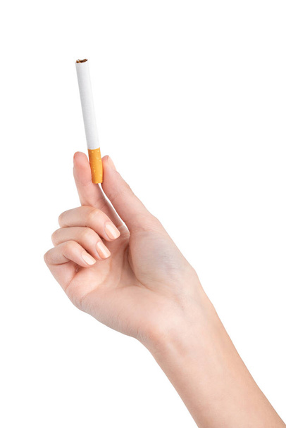 női kéz, cigiző cigarettával a fehér hátterében. dohányzás okozta ártalom.  - Fotó, kép