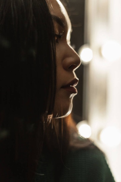 Vrouwen close-up portret van een mooi aziatisch meisje in het donker - Foto, afbeelding