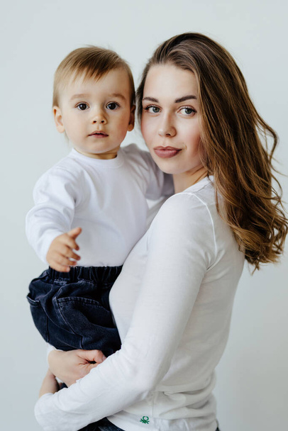 Портрет счастливой матери с ребенком, изолированным на белом
 - Фото, изображение