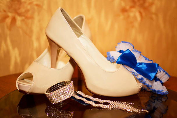 Sapatos de salto alto e acessórios para a noiva - Foto, Imagem