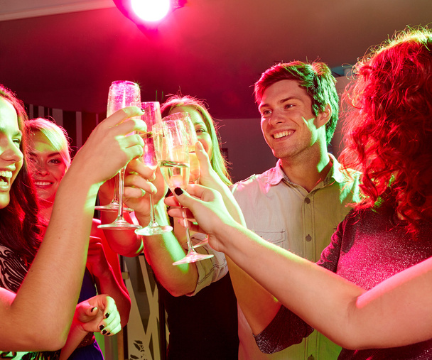 amigos sonrientes con copas de champán en el club
 - Foto, imagen