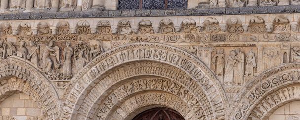 Piękne rzeźby przy wejściu do Eglise Notre-Dame la Grande w Poitiers w prowincji Vienne Nouvelle-Akwitania we Francji - Zdjęcie, obraz