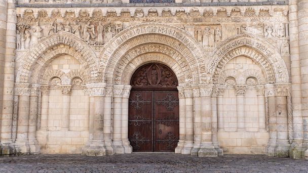 Fransa 'nın Vienne Nouvelle-Aquitaine bölgesinde, Poitiers' deki Eglise Notre-Dame la Grande 'nin girişindeki güzel heykeller - Fotoğraf, Görsel