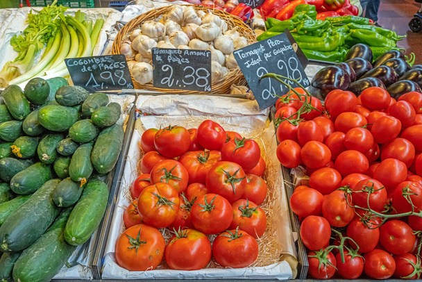 Tomatoes, pickles and garlic for sale at a market - Foto, afbeelding