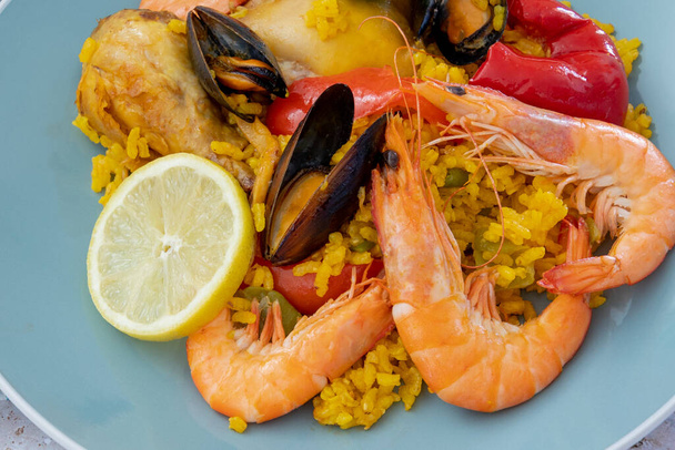 plate of paella on a table - Foto, Bild