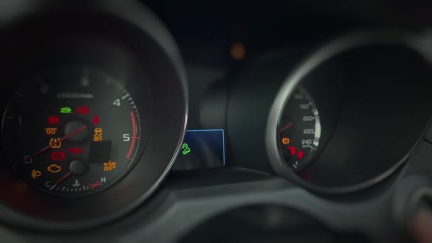 Close-up van een dashboard van een voertuig tijdens het opstarten. Zwarte en zilveren kleuren. Weergave van verschillende parameters. - Video