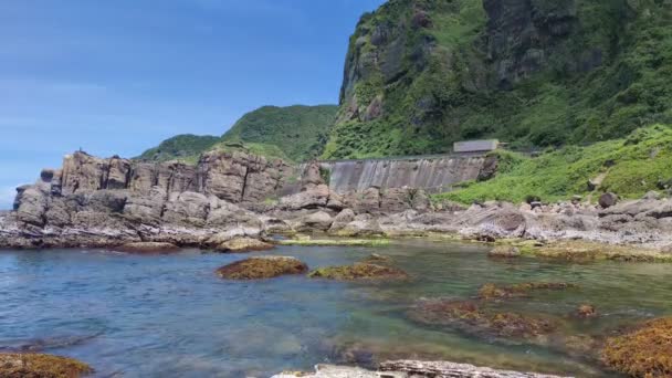 Outoja kiviä ja kiviä ulottuu satoja metrejä, voidaan sanoa olevan Bamboo Shoot Rock, Ice Cream Rock, Sea Dog Rock, jne. Luonnon geologian luokkahuoneessa, New Taipei City, Taiwan - Materiaali, video