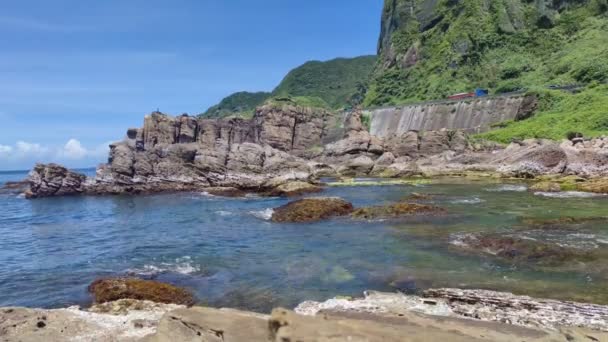 Странные камни и скалы, простирающиеся на сотни метров, можно сказать, бамбуковая стреляющая скала, скала мороженого, скала Морской Дог и т.д. в зале естественной геологии, город Новый Тайбэй, Тайвань - Кадры, видео