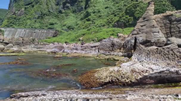 De vreemde rotsen en rotsen strekken zich honderden meters, kan worden gezegd dat Bamboe Shoot Rock, Ice Cream Rock, Sea Dog Rock, enz. in de Natural Geology Classroom, New Taipei City, Taiwan - Video