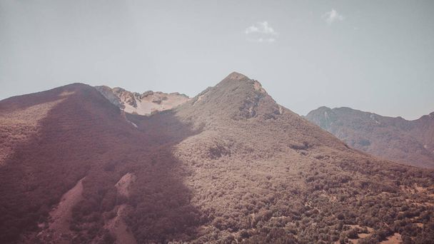 légi kilátás egy sziklás fal és völgy a hegyvidéki területen olasz abruzzo, - Fotó, kép