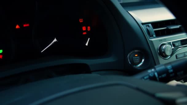 車のエンジンを始動。ボタンまで追跡します。指がボタンを押して車のエンジンを始動させる - 映像、動画
