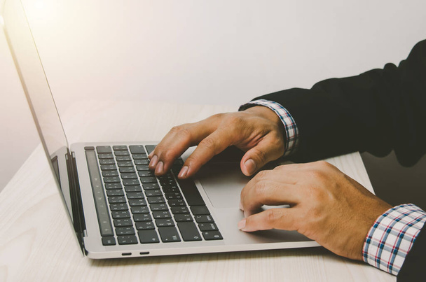 Человек руки работают на клавиатуре ноутбука, поиск в Интернете или покупки в Интернете или отправка электронной почты на своих столах. - Фото, изображение