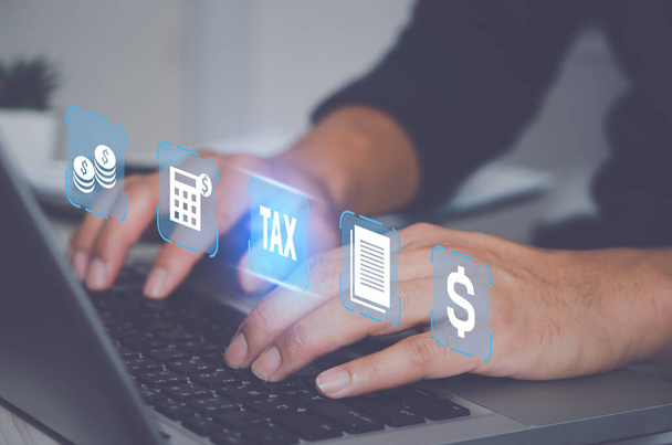 Ausfüllen des Online-Steuererklärungsformulars mit Laptop. Finanz- und Steuerforschung, Konzepte zur Steuer- und Einkommensberechnung. - Foto, Bild