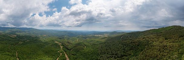 Όρος Χολόμον, Χολομώντας ή Χολομώντας βουνό και συννεφιασμένος ουρανός εναέρια πανοραμική θέα. Χαλκιδική, Κεντρική Μακεδονία, Ελλάδα - Φωτογραφία, εικόνα