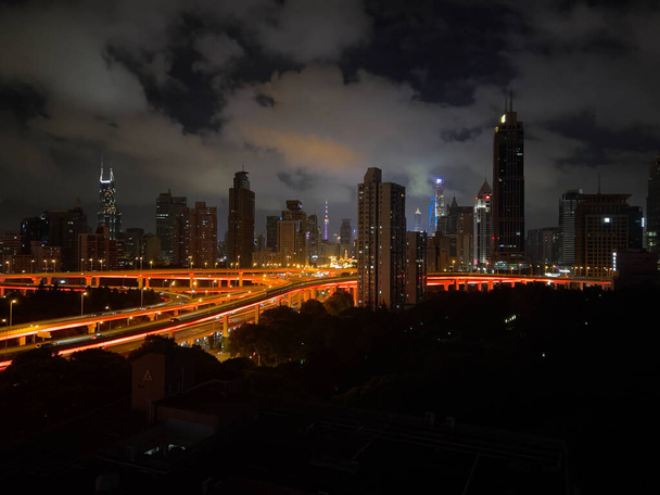 Мбаппе вид на ночное небо и ночные огни Шанхая с небоскребами Пудун и Пуси на заднем плане - Фото, изображение