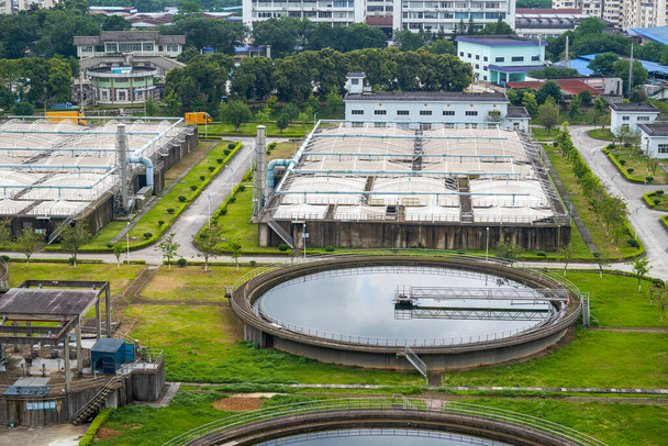 Diverses installations et réservoirs de sédimentation dans les usines de traitement des eaux usées - Photo, image